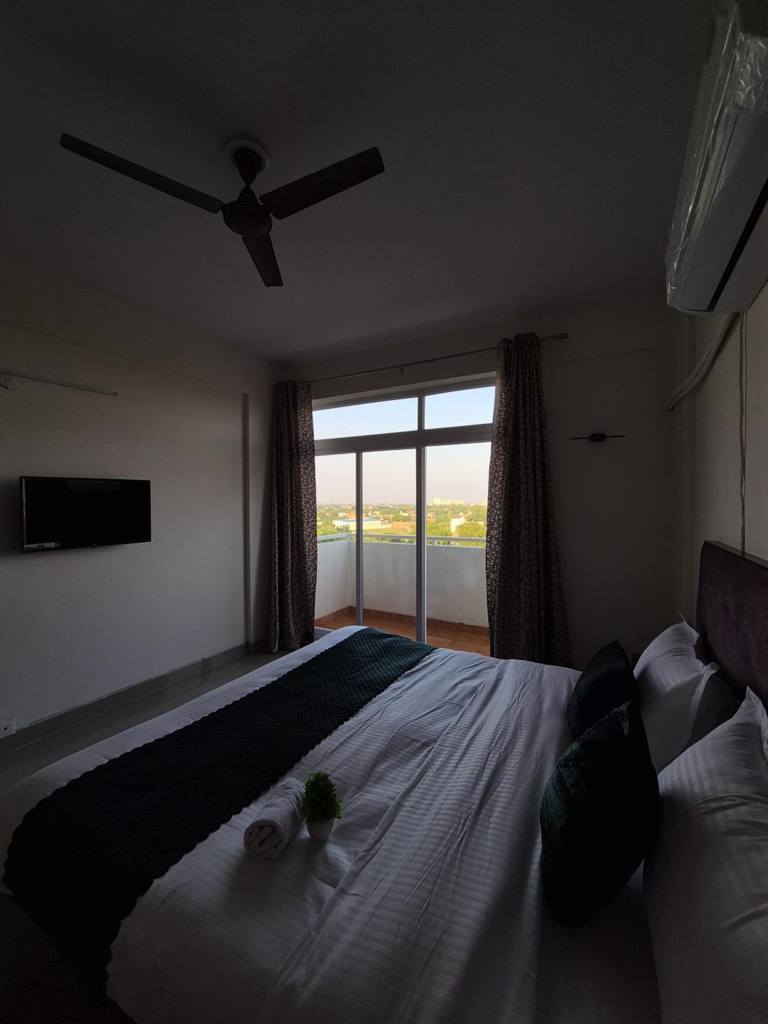 Taj Serenity-cozy For 4 Apartment